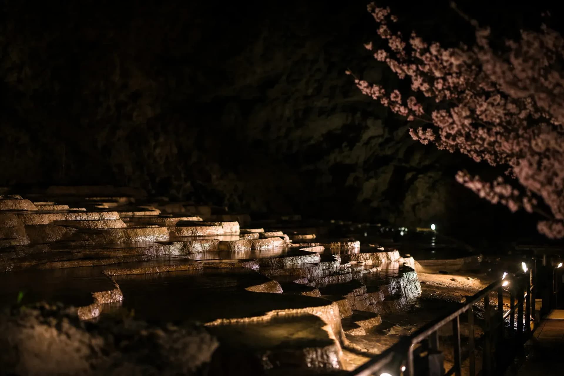 Akiyoshidō Cave, Yamaguchi: The “Hundred Plates” That Hold 5