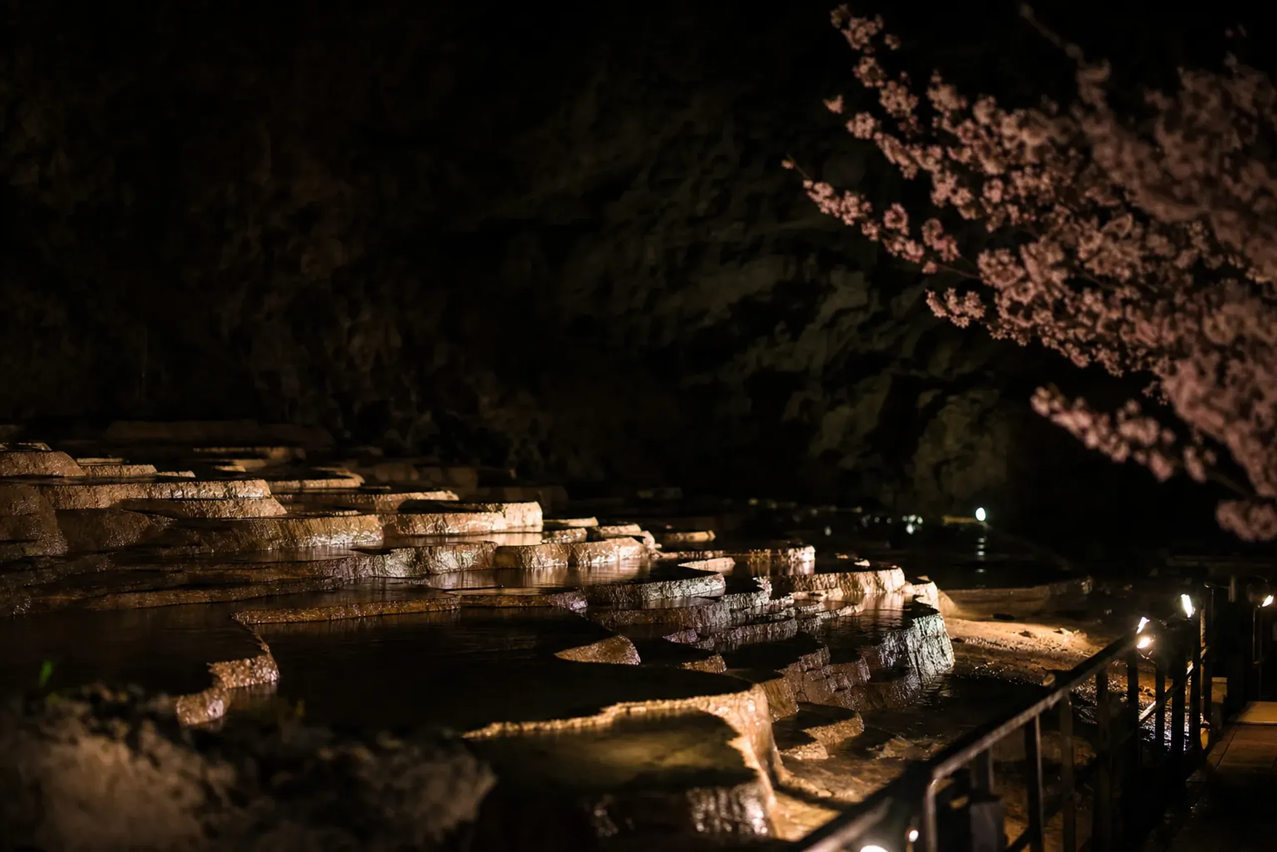 Akiyoshidō Cave, Yamaguchi: The “Hundred Plates” That Hold 5