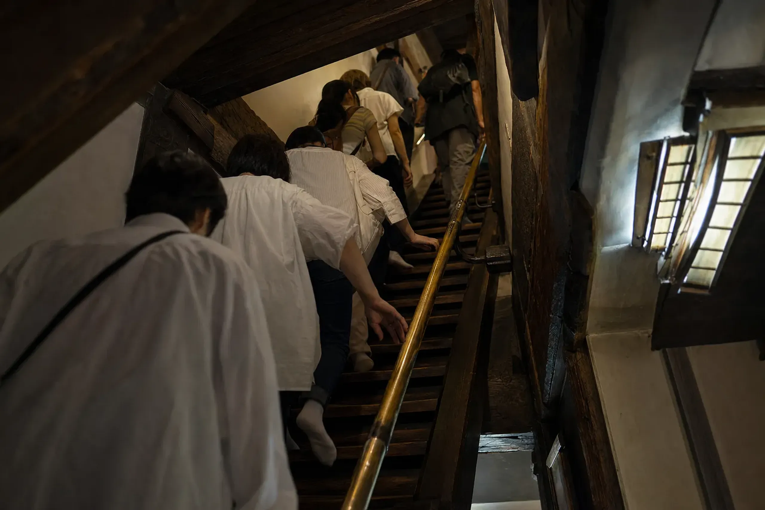 Arrive at opening. Congestion on Himeji's keep stairs builds