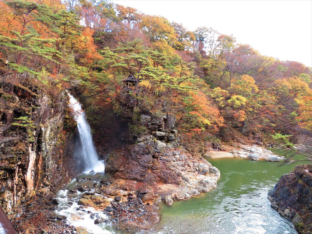 Autumn Foliage in Nikko – Nijimi Falls (Nijimi no Taki / 虹見の滝)