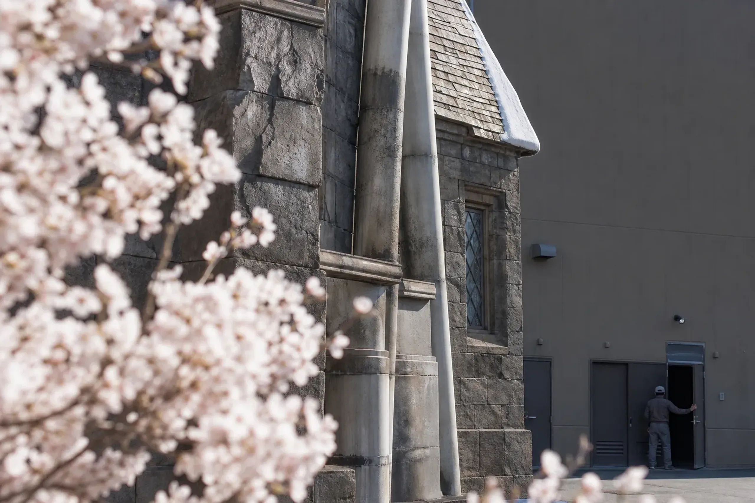 Show-building architecture at Universal Studios Japan revealing the large-scale structures behind attractions