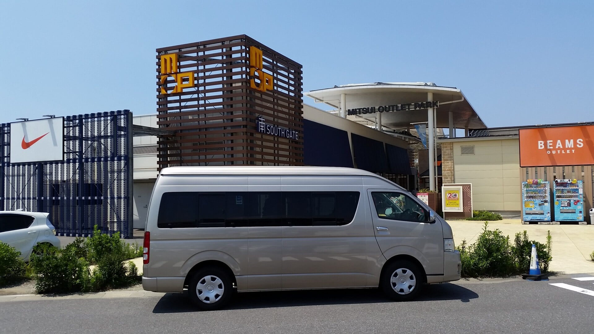 右にBEAMSの看板があり左にナイキの看板の前にwagonが止まっている