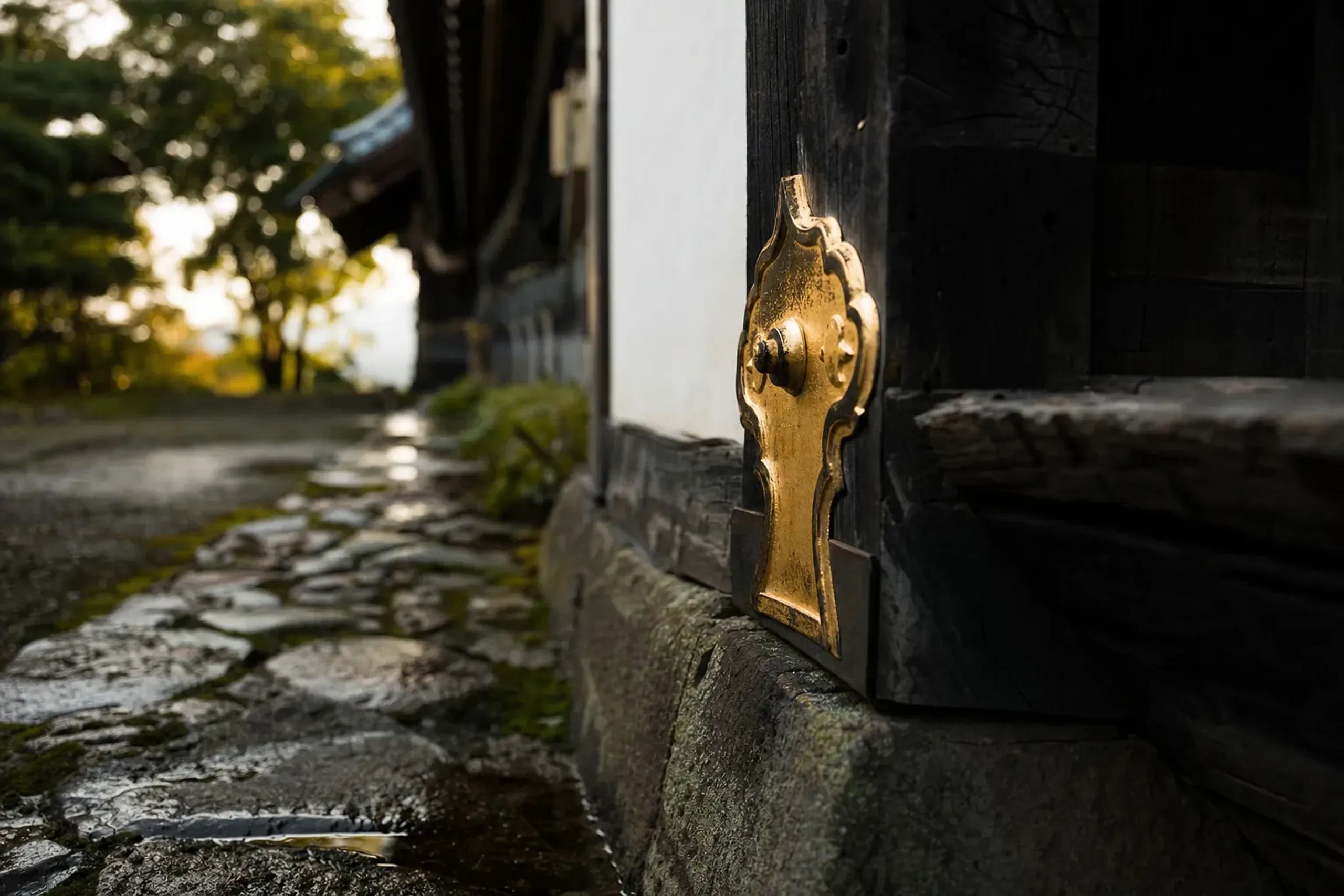 the reconstructed second bailey (ninomaru) of Kanazawa Castle, its gold-leaf-adorned architectural details after the 1808 fire