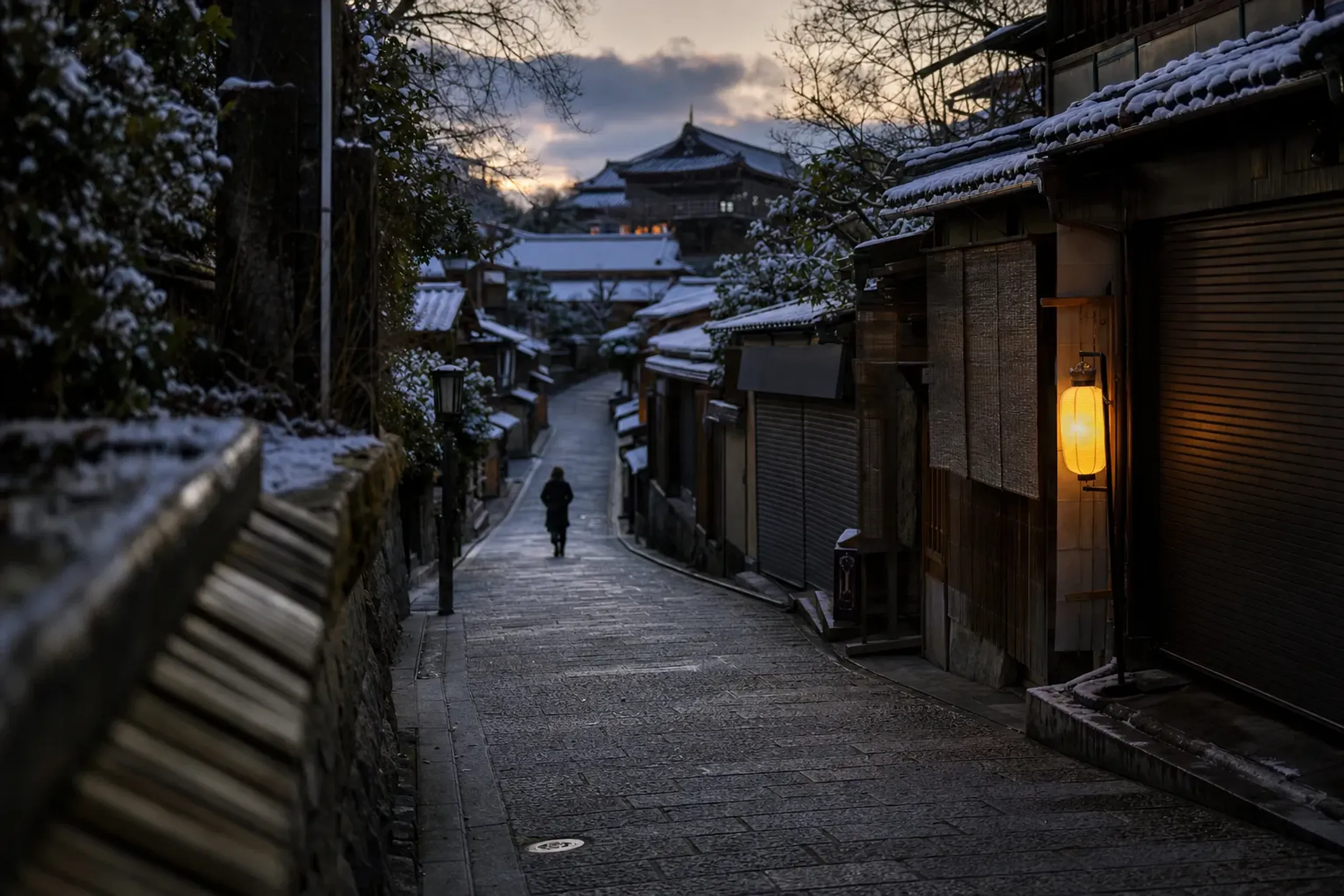 The quiet stone-paved Chawan-zaka slope leading up toward Kiyomizu-dera, nearly empty compared to the crowded main Gosaka approach