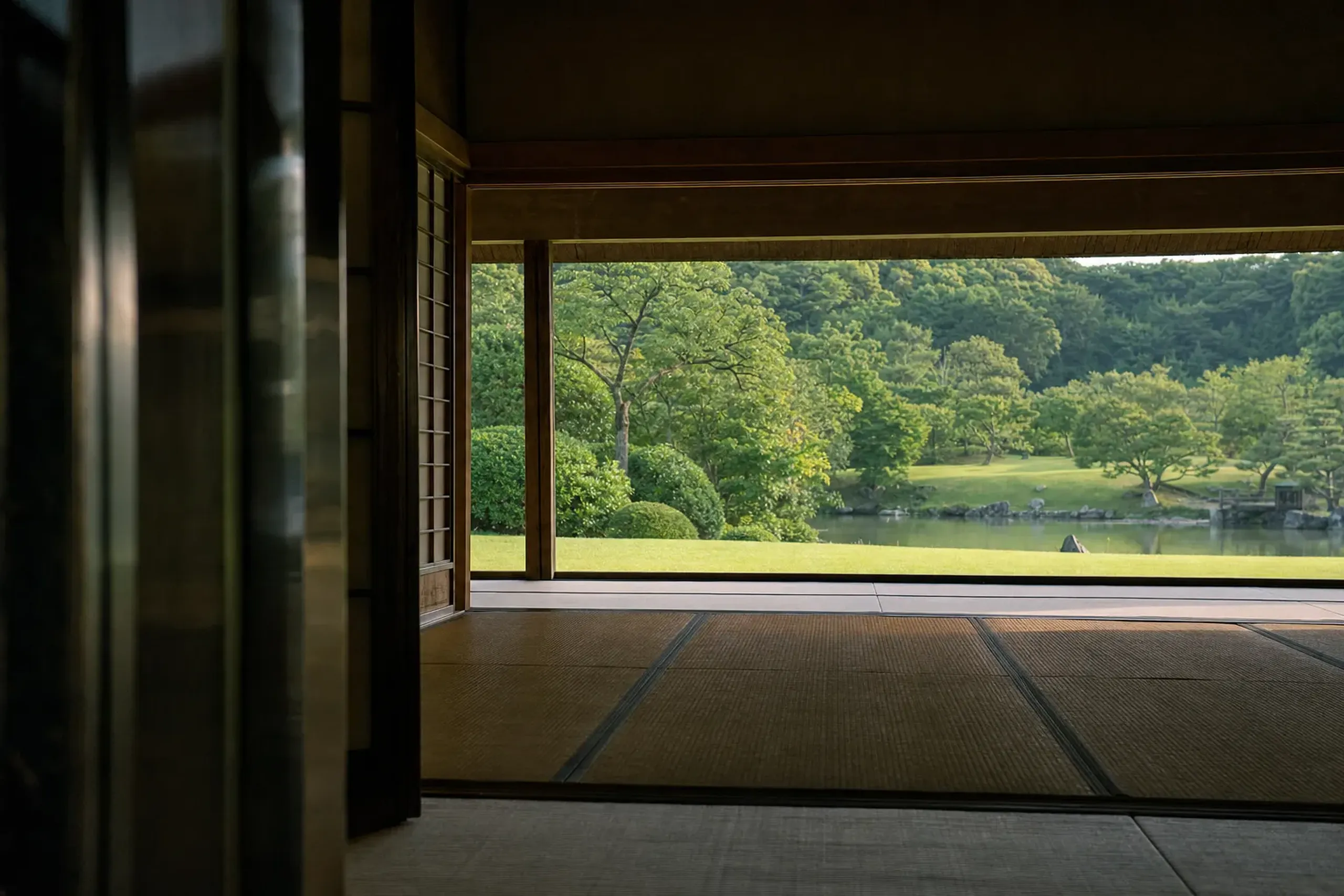 The reconstructed Enyōtei reception hall at Kōraku-en, its interior opened to reveal the panoramic sweep across the garden