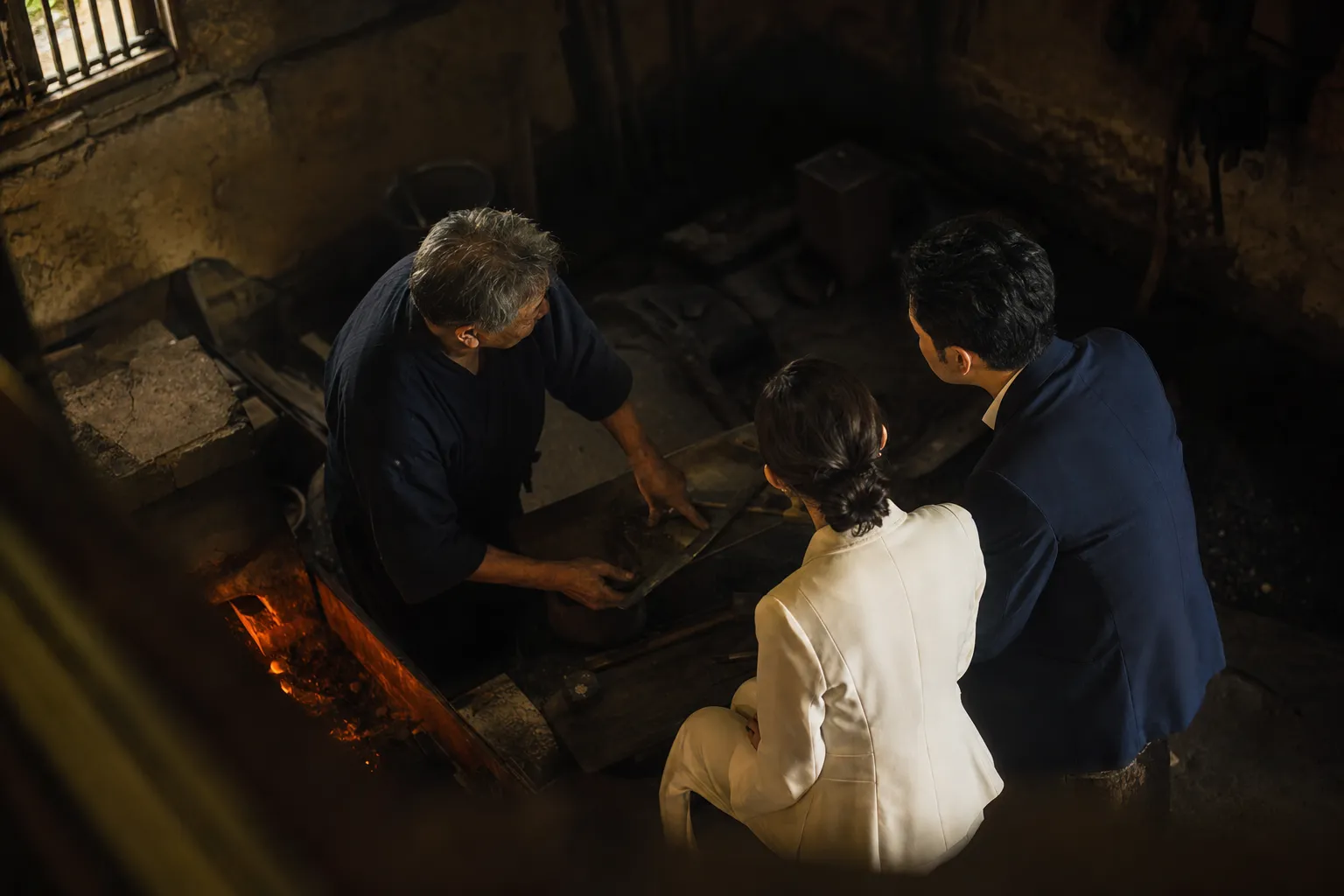 A couple enjoying a private conversation with a master swordsmith during a bespoke Japan Royal Service tour.