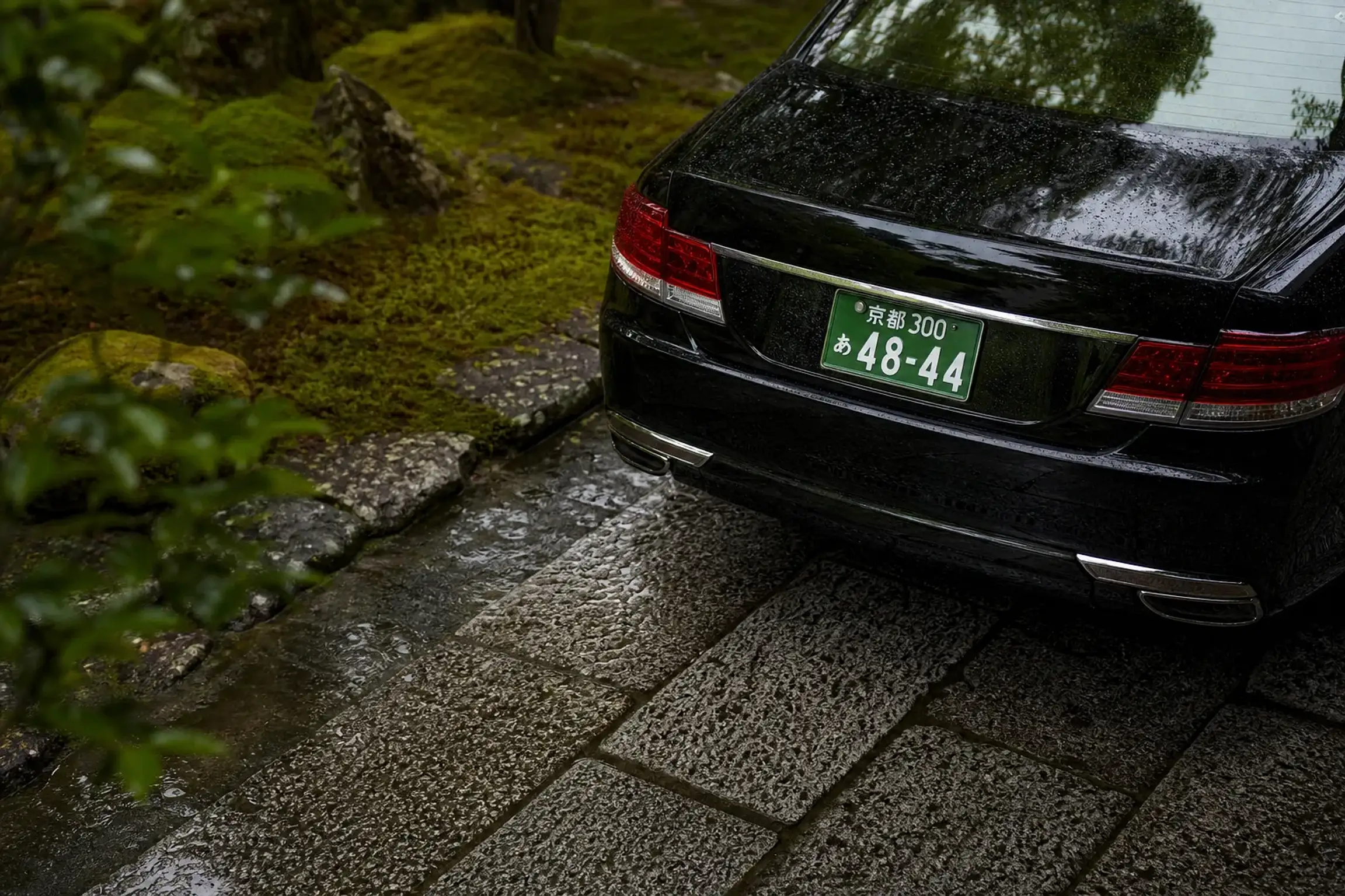 Green commercial license plate required for legal passenger transport in Japan
