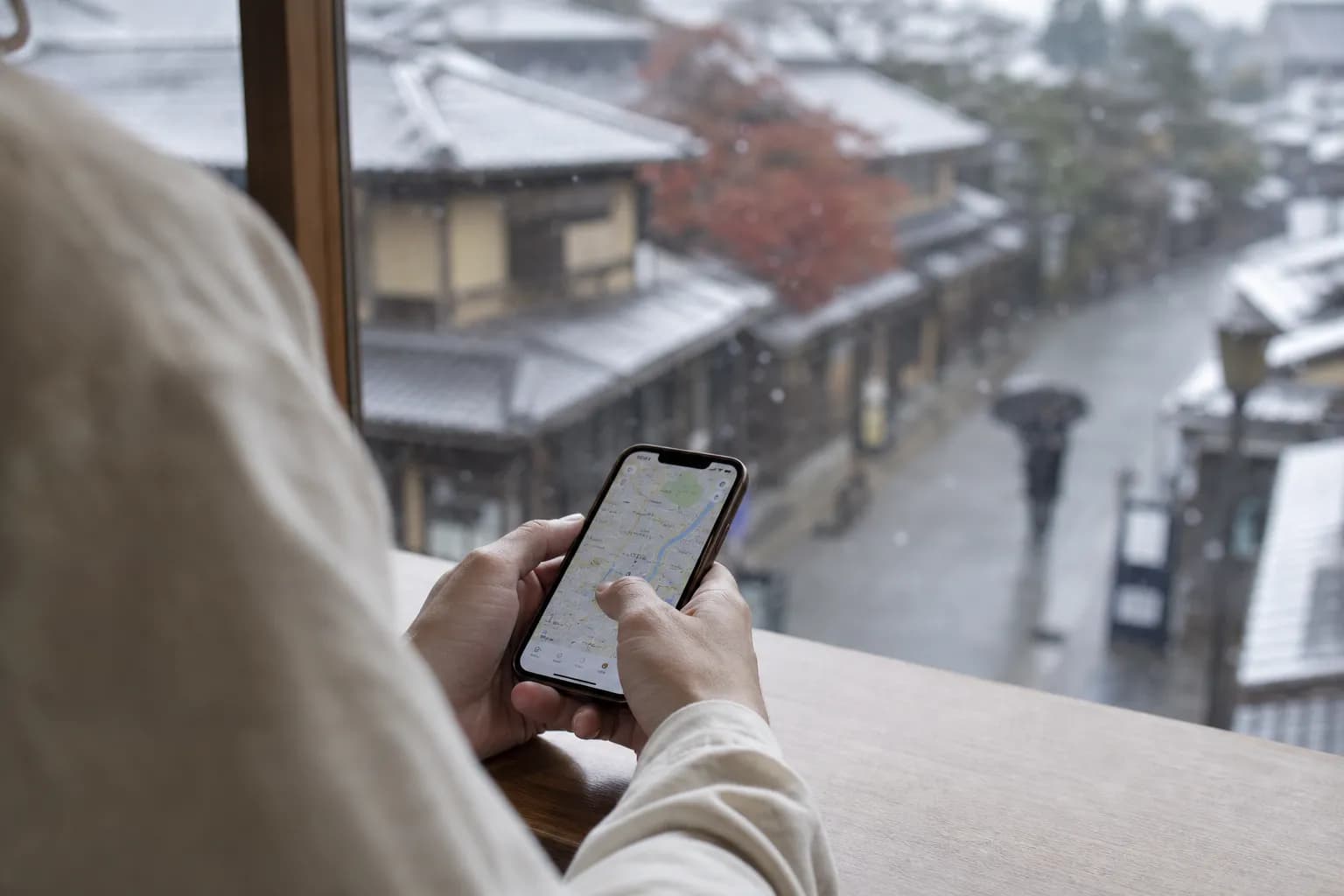 Traveler checking Kyoto congestion forecast map on a phone before sightseeing