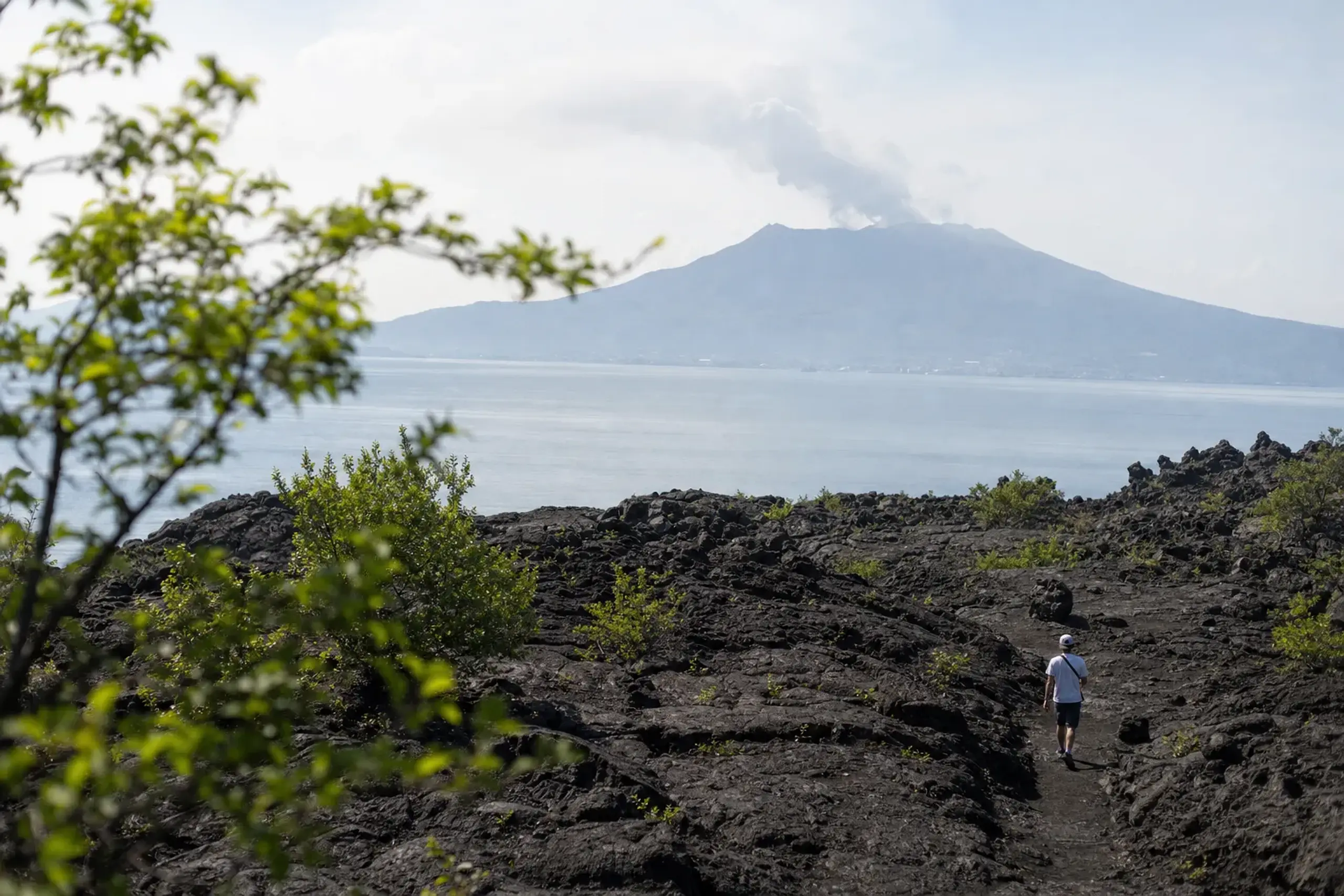 If you want to walk, the Yogan Nagisa lava seaside