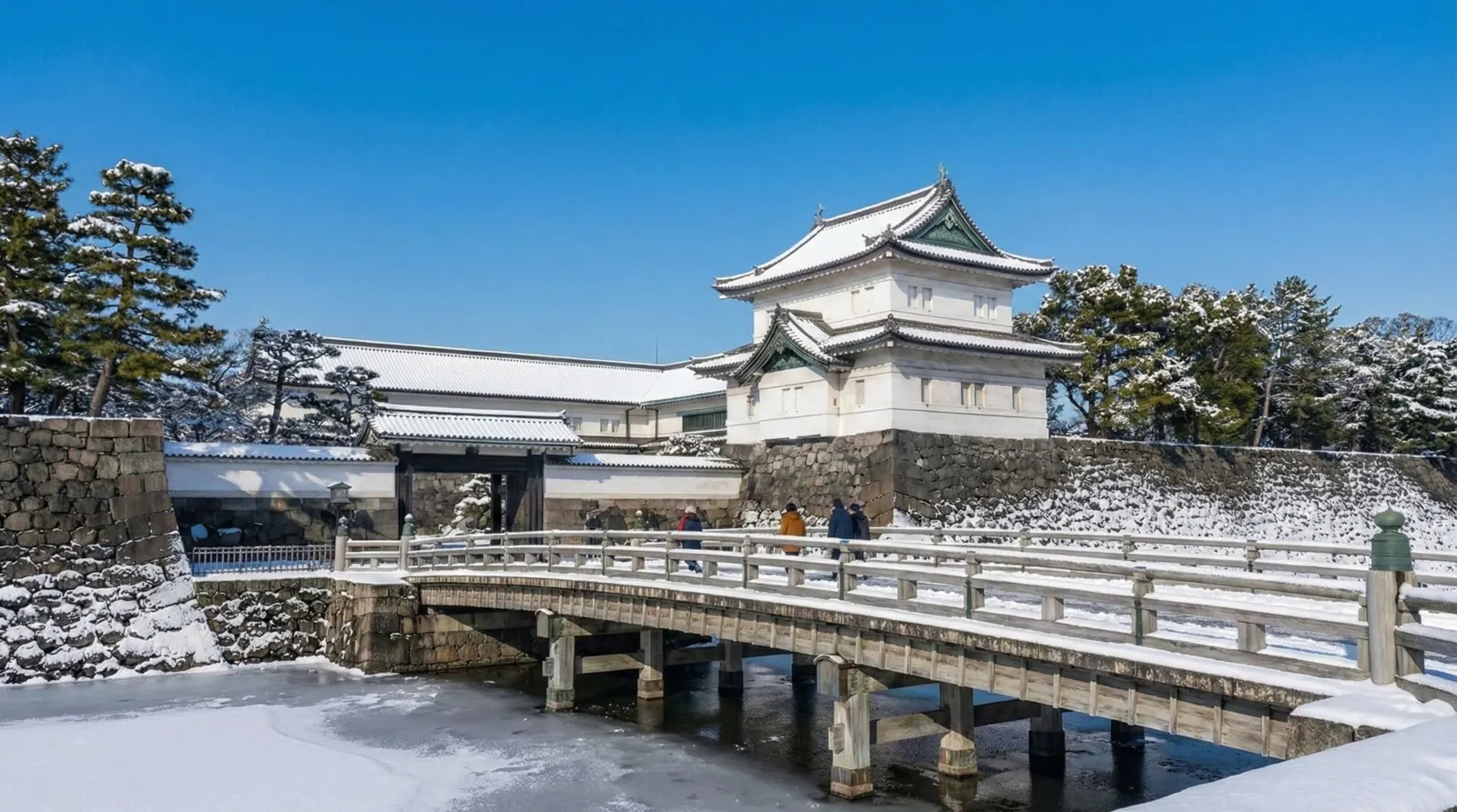 The Imperial Palace Tokyo Nijubashi Bridge during winter.