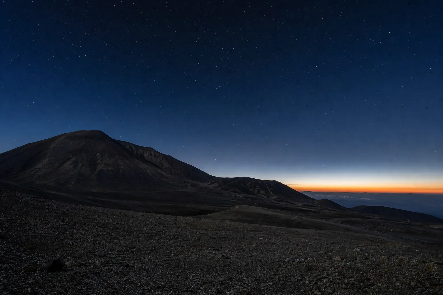 Dusk-to-night landscape in Daisetsuzan National Park with empty alpine terrain and the first stars appearing