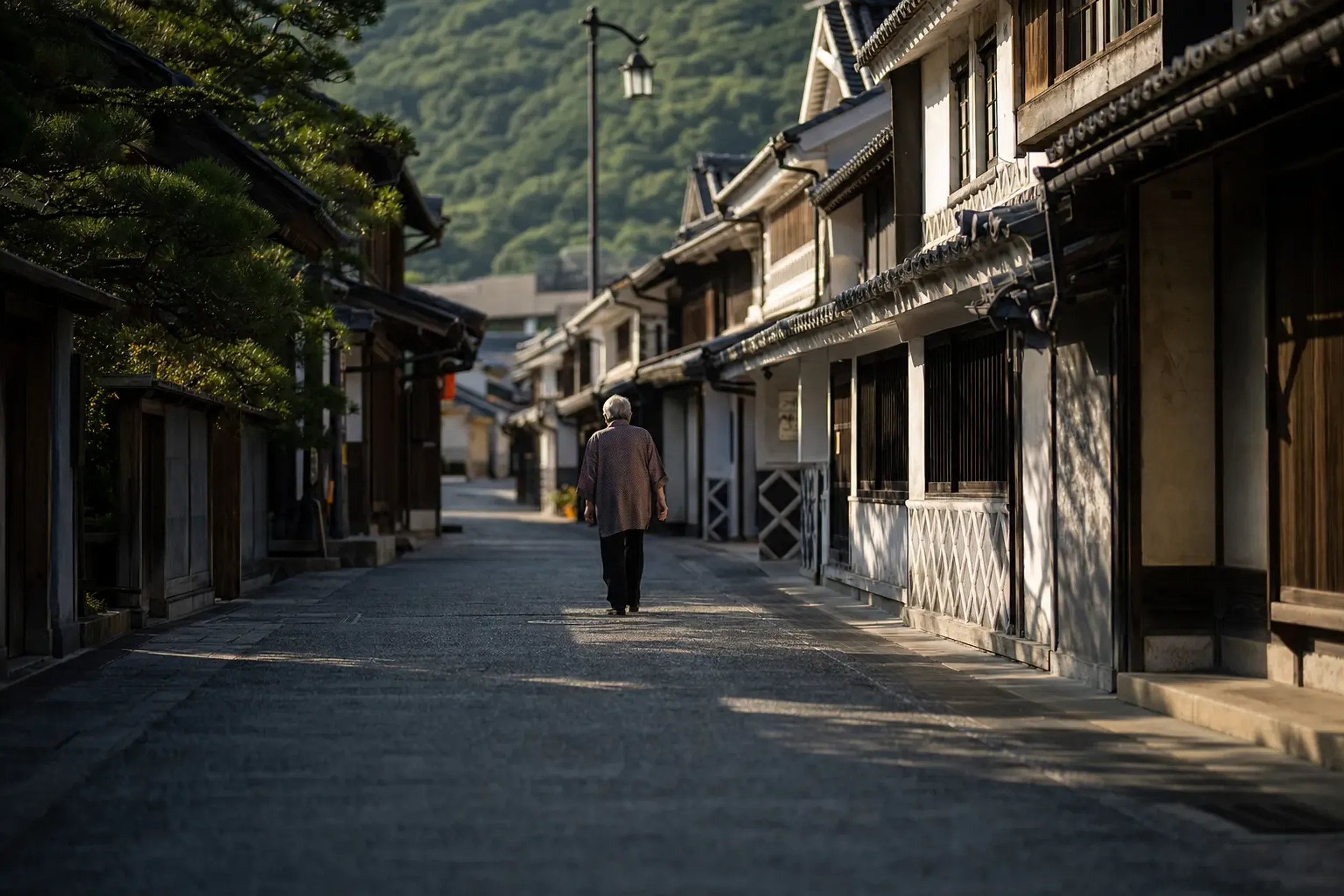 Takehara's population peaked at 36,895 in 1980 and was 28,64