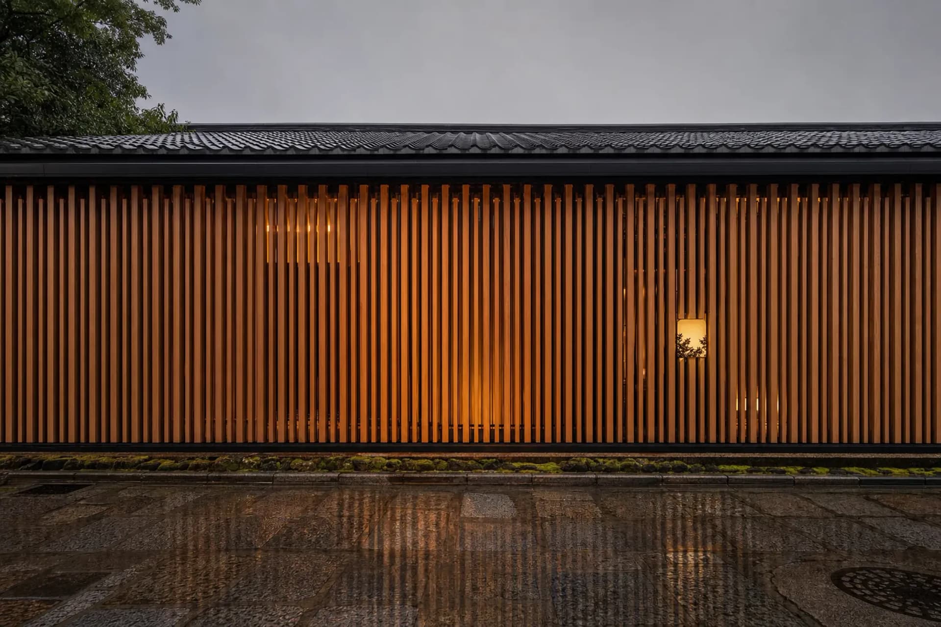 The Shinmonzen Kyoto: Concrete Architect's Wooden Building