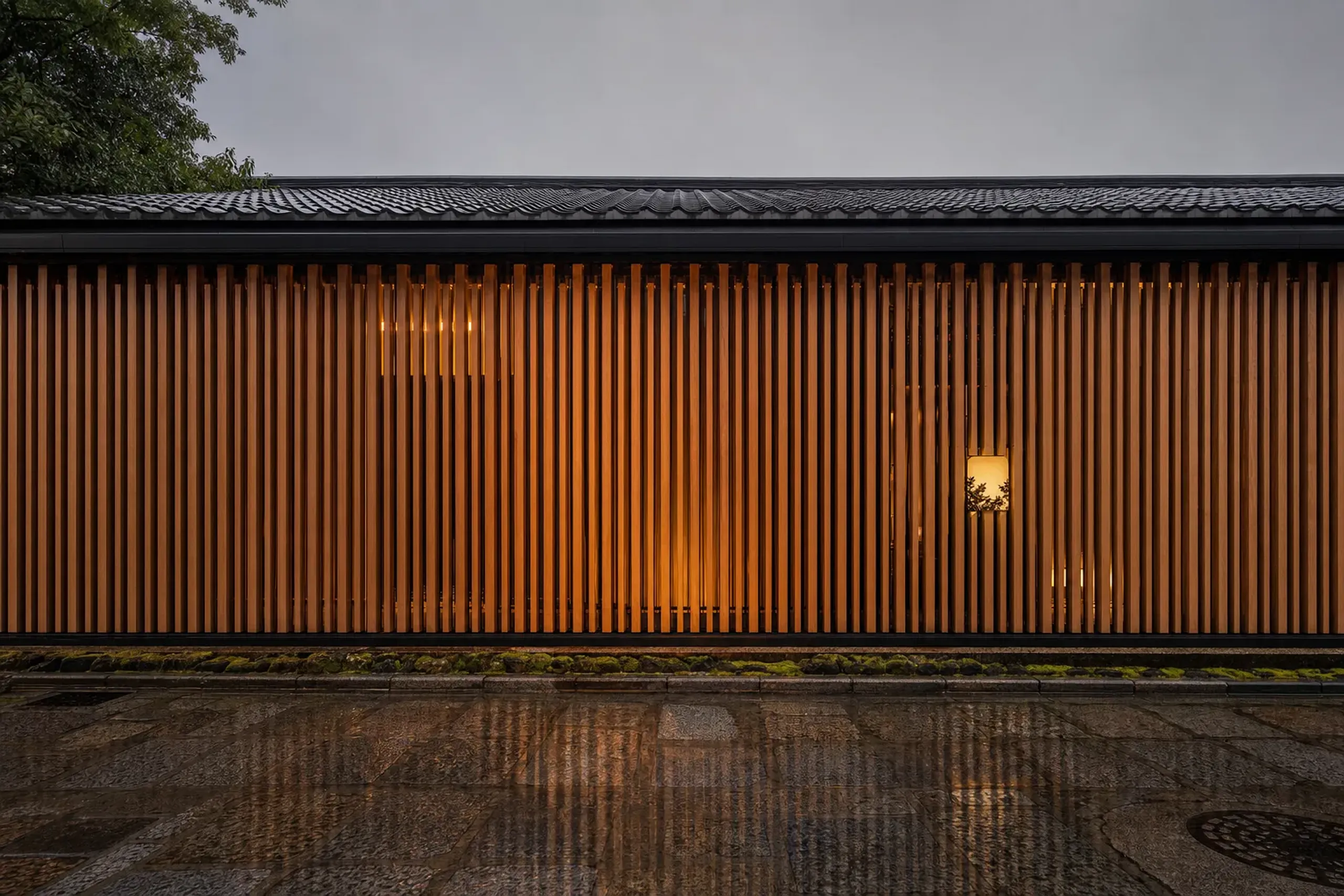 The Shinmonzen Kyoto: Concrete Architect's Wooden Building