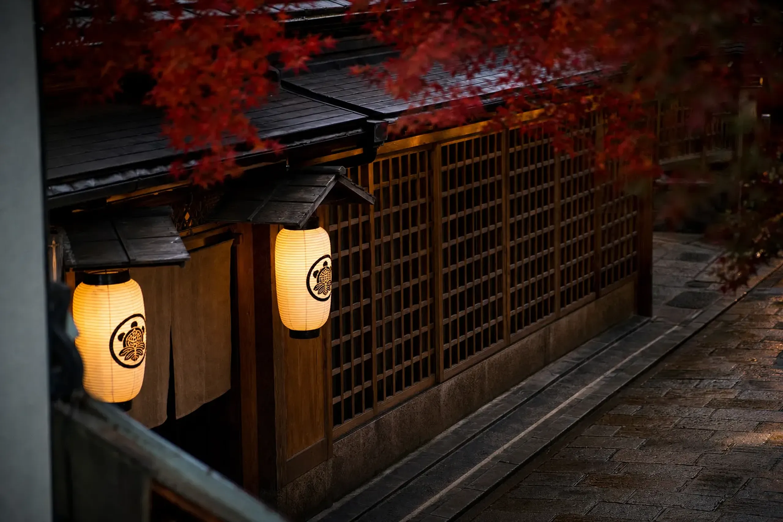 A traditional Ryogoku chaya teahouse entrance with its wooden lattice and hanging lanterns near the Kokugikan