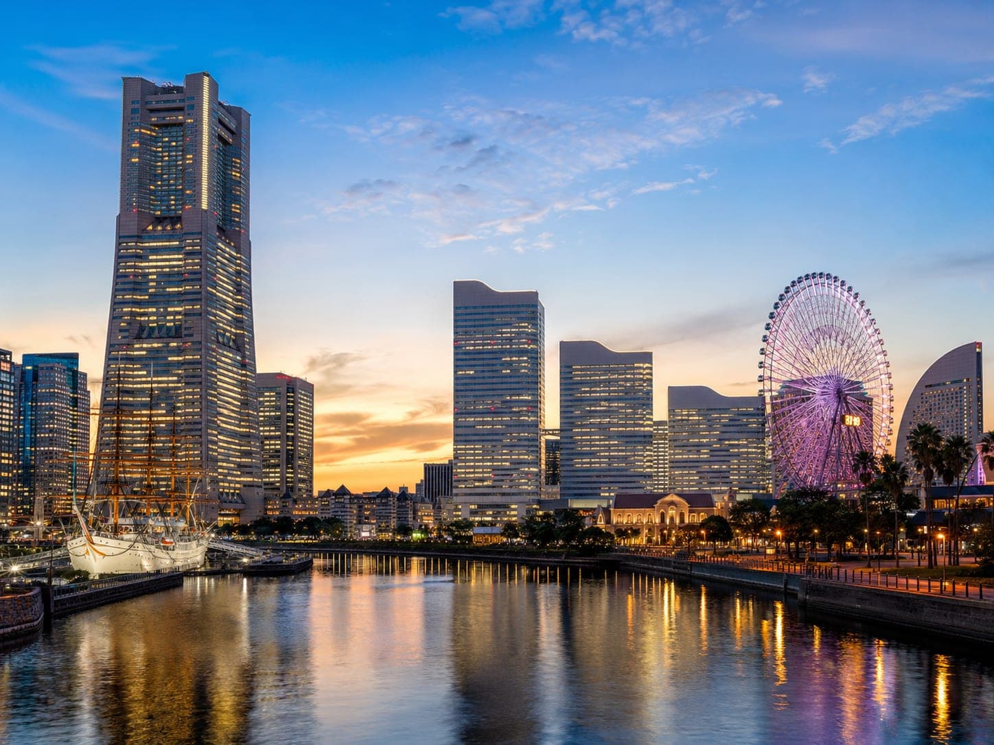 夕暮れのみなとみらいと横浜港の夜景