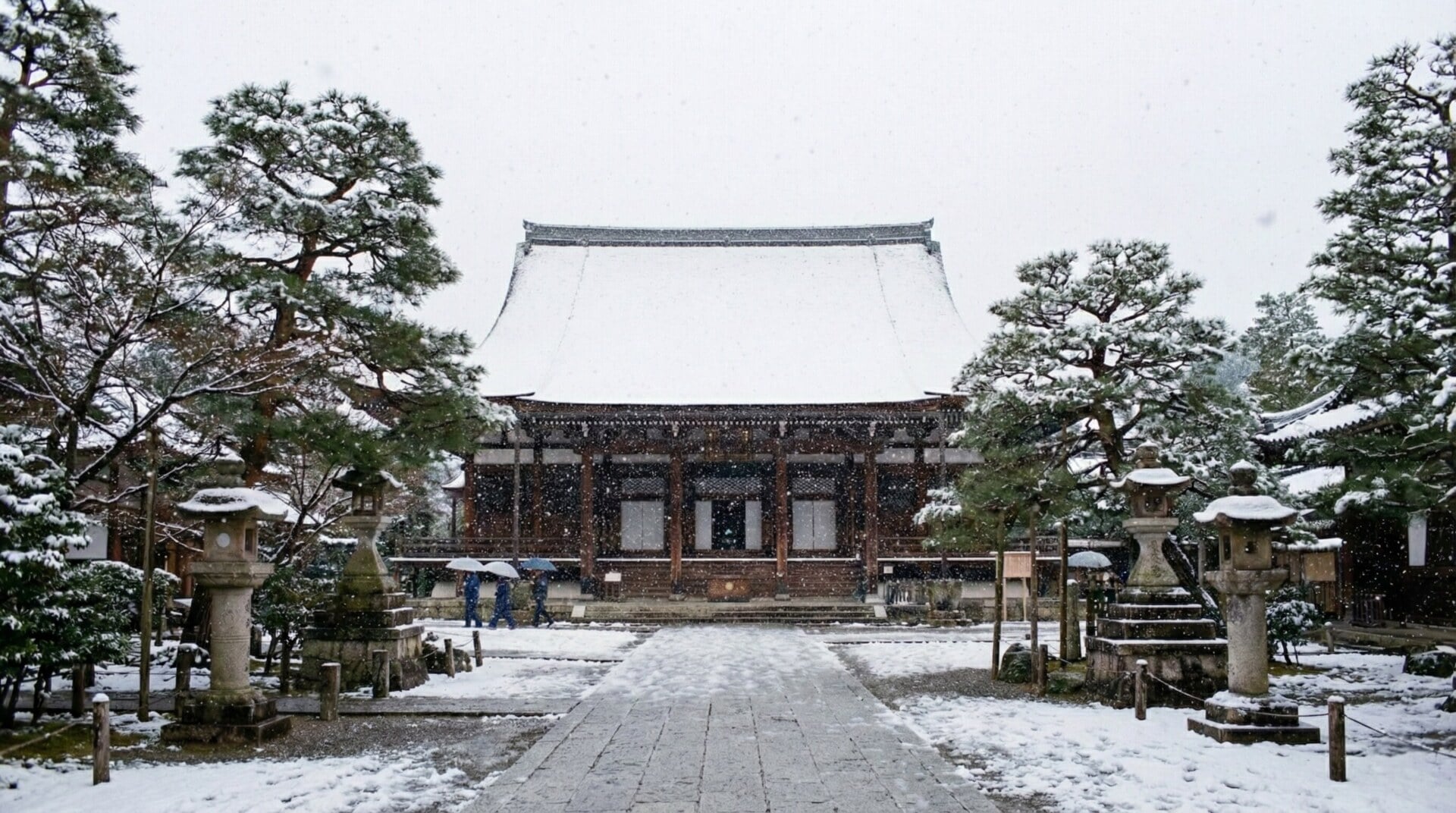 冬の京都、雪化粧の寺院