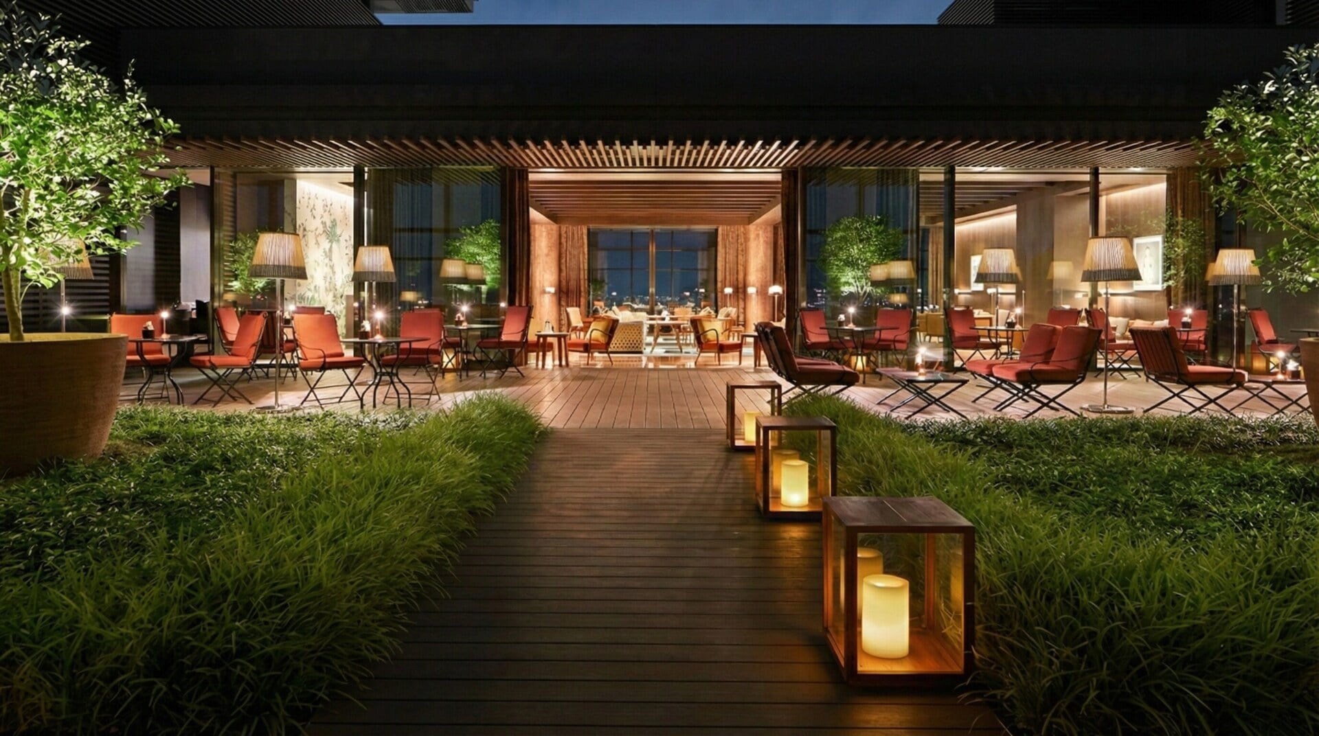 The Bvlgari Bar Tokyoの屋外テラス。柑橘の木々と都心ビュー