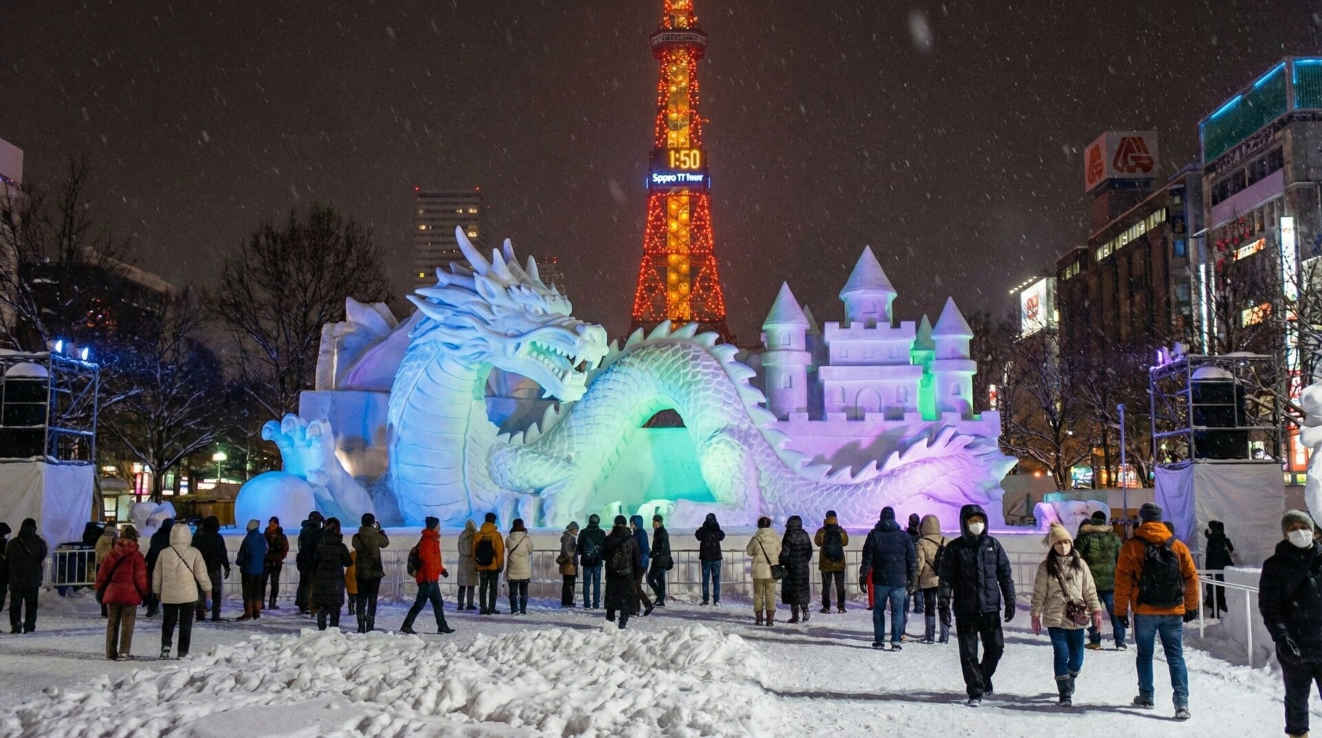 北海道・大通公園で開催される「さっぽろ雪まつり2026」の巨大なライトアップ雪像