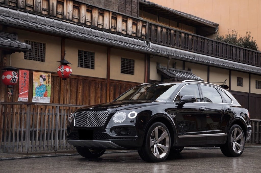 Bentley Bentayga EWB Azure, JAPAN ROYAL SERVICE, Osaka, Kyoto, Luxury Car Rental, Chauffeur Service, English-speaking Chauffeur, Luxury SUV, VIP Transport, Executive Travel, Spacious, Comfort, Prestige, British Craftsmanship, Urban Travel, Kansai, 2023 Model